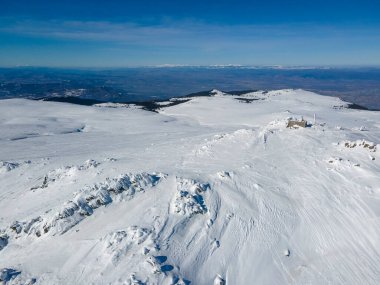Bulgaristan 'ın Sofya kentinin Cherni Vrah tepesi yakınlarındaki Vitosha Dağı' nın hava kışı manzarası
