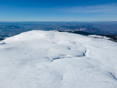 Bulgaristan 'ın Sofya kentinin Cherni Vrah tepesi yakınlarındaki Vitosha Dağı' nın hava kışı manzarası