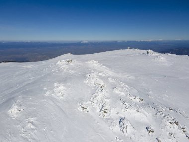 Bulgaristan 'ın Sofya kentinin Cherni Vrah tepesi yakınlarındaki Vitosha Dağı' nın hava kışı manzarası