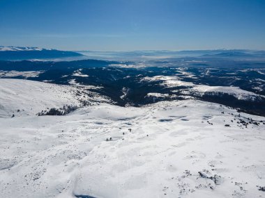 Bulgaristan 'ın Sofya kentinin Cherni Vrah tepesi yakınlarındaki Vitosha Dağı' nın hava kışı manzarası