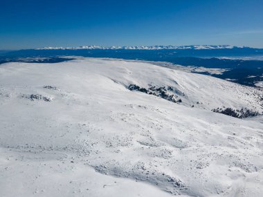 Bulgaristan 'ın Sofya kentinin Cherni Vrah tepesi yakınlarındaki Vitosha Dağı' nın hava kışı manzarası