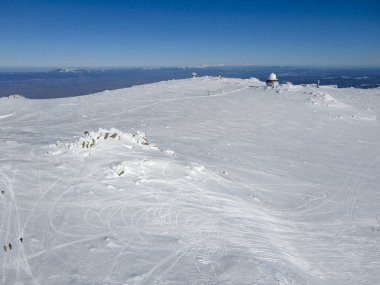 Bulgaristan 'ın Sofya kentinin Cherni Vrah tepesi yakınlarındaki Vitosha Dağı' nın hava kışı manzarası