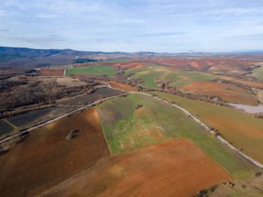 Bulgaristan 'ın Haskovo Bölgesi Topolovgrad kasabası yakınlarındaki Sakar Dağı' nın hava manzarası