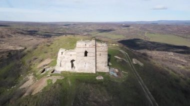 Bulgaristan 'ın Haskovo Bölgesi Matochina kasabası yakınlarındaki Ortaçağ Bukelon Kalesinin havadan görünüşü