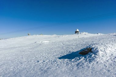 Bulgaristan 'ın Sofya kentinin Cherni Vrah zirvesi yakınlarındaki Vitosha Dağı' nın kış manzarası