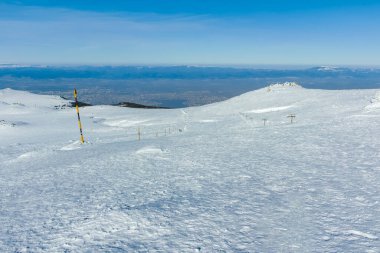 Bulgaristan 'ın Sofya kentinin Cherni Vrah zirvesi yakınlarındaki Vitosha Dağı' nın kış manzarası