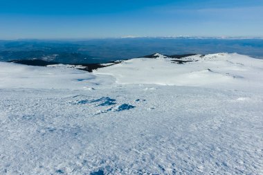 Bulgaristan 'ın Sofya kentinin Cherni Vrah zirvesi yakınlarındaki Vitosha Dağı' nın kış manzarası