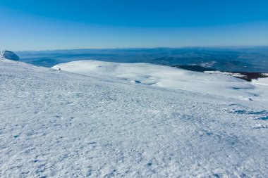Bulgaristan 'ın Sofya kentinin Cherni Vrah zirvesi yakınlarındaki Vitosha Dağı' nın kış manzarası