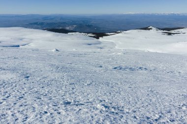 Bulgaristan 'ın Sofya kentinin Cherni Vrah zirvesi yakınlarındaki Vitosha Dağı' nın kış manzarası