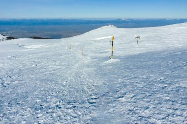 Bulgaristan 'ın Sofya kentinin Cherni Vrah zirvesi yakınlarındaki Vitosha Dağı' nın kış manzarası