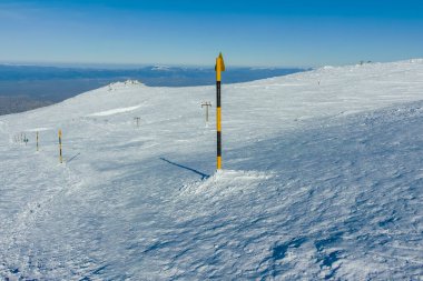 Bulgaristan 'ın Sofya kentinin Cherni Vrah zirvesi yakınlarındaki Vitosha Dağı' nın kış manzarası
