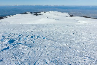 Bulgaristan 'ın Sofya kentinin Cherni Vrah zirvesi yakınlarındaki Vitosha Dağı' nın kış manzarası