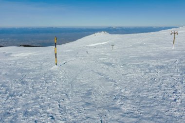 Bulgaristan 'ın Sofya kentinin Cherni Vrah zirvesi yakınlarındaki Vitosha Dağı' nın kış manzarası