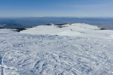 Bulgaristan 'ın Sofya kentinin Cherni Vrah zirvesi yakınlarındaki Vitosha Dağı' nın kış manzarası