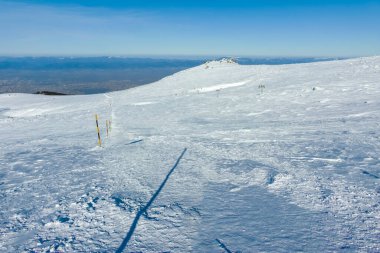 Bulgaristan 'ın Sofya kentinin Cherni Vrah zirvesi yakınlarındaki Vitosha Dağı' nın kış manzarası