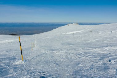 Bulgaristan 'ın Sofya kentinin Cherni Vrah zirvesi yakınlarındaki Vitosha Dağı' nın kış manzarası