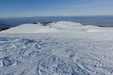 Bulgaristan 'ın Sofya kentinin Cherni Vrah zirvesi yakınlarındaki Vitosha Dağı' nın kış manzarası