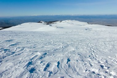 Bulgaristan 'ın Sofya kentinin Cherni Vrah zirvesi yakınlarındaki Vitosha Dağı' nın kış manzarası