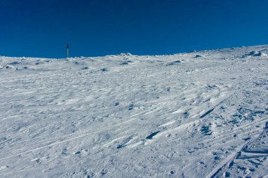 Bulgaristan 'ın Sofya kentinin Cherni Vrah zirvesi yakınlarındaki Vitosha Dağı' nın kış manzarası