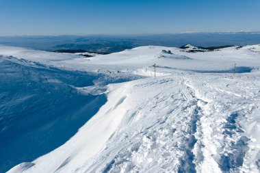Bulgaristan 'ın Sofya kentinin Cherni Vrah zirvesi yakınlarındaki Vitosha Dağı' nın kış manzarası