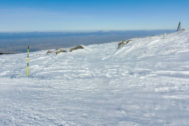 Bulgaristan 'ın Sofya kentinin Cherni Vrah zirvesi yakınlarındaki Vitosha Dağı' nın kış manzarası