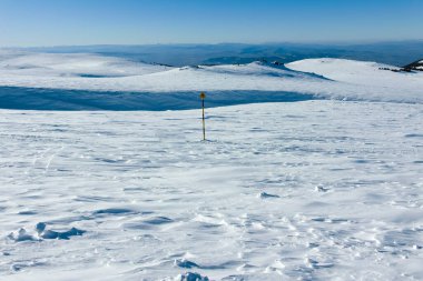 Bulgaristan 'ın Sofya kentinin Cherni Vrah zirvesi yakınlarındaki Vitosha Dağı' nın kış manzarası