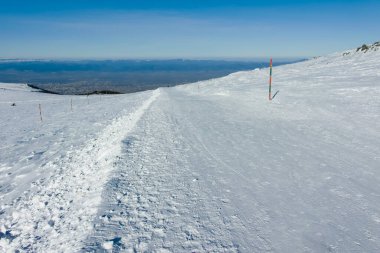 Bulgaristan 'ın Sofya kentinin Cherni Vrah zirvesi yakınlarındaki Vitosha Dağı' nın kış manzarası