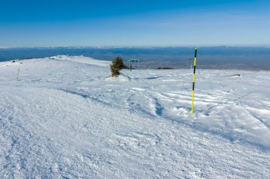 Bulgaristan 'ın Sofya kentinin Cherni Vrah zirvesi yakınlarındaki Vitosha Dağı' nın kış manzarası