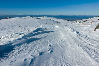 Bulgaristan 'ın Sofya kentinin Cherni Vrah zirvesi yakınlarındaki Vitosha Dağı' nın kış manzarası