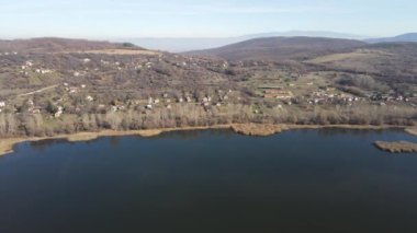 Bulgaristan 'ın Kyustendil bölgesindeki Konyavska Dağı' ndaki Choklyovo bataklığının sonbahar manzarası