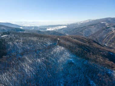 Bulgaristan 'ın Sofya kenti Boyana İlçesi yakınlarındaki Vitosha Dağı' nın hava kışı manzarası