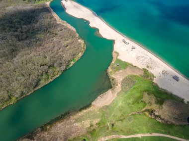 Bulgaristan 'ın Burgaz Bölgesi Sinemorets köyü, Veleka Nehri' nin ağzındaki sahil manzarası