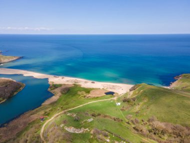 Bulgaristan 'ın Burgaz Bölgesi Sinemorets köyü, Veleka Nehri' nin ağzındaki sahil manzarası
