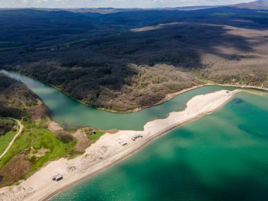 Bulgaristan 'ın Burgaz Bölgesi Sinemorets köyü, Veleka Nehri' nin ağzındaki sahil manzarası