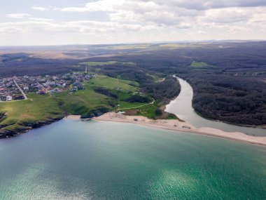 Bulgaristan 'ın Burgaz Bölgesi Sinemorets köyü, Veleka Nehri' nin ağzındaki sahil manzarası