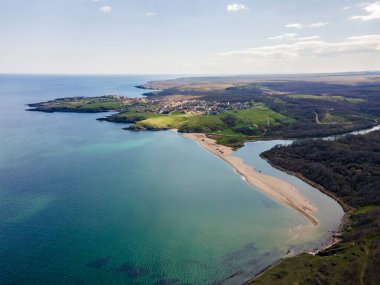 Bulgaristan 'ın Burgaz Bölgesi Sinemorets köyü, Veleka Nehri' nin ağzındaki sahil manzarası