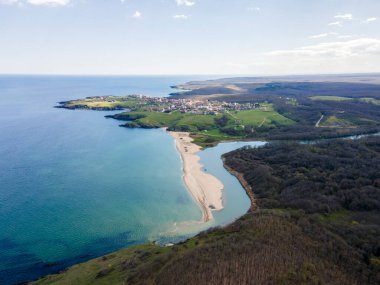 Bulgaristan 'ın Burgaz Bölgesi Sinemorets köyü, Veleka Nehri' nin ağzındaki sahil manzarası