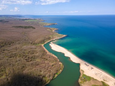 Bulgaristan 'ın Burgaz Bölgesi Sinemorets köyü, Veleka Nehri' nin ağzındaki sahil manzarası