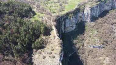 Bulgaristan 'ın Balkan Dağları' nın Zasele köyü yakınlarındaki Skaklya Şelalesi 'nin hava manzarası