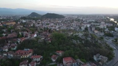 Bulgaristan 'ın Filibe kentindeki Nebet tepe tepesinin şaşırtıcı hava gün batımı manzarası 