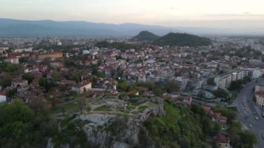 Bulgaristan 'ın Filibe kentindeki Nebet tepe tepesinin şaşırtıcı hava gün batımı manzarası 