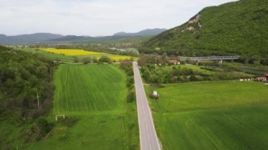 Arda Nehri, Bulgaristan 'ın Haskovo Bölgesi' nin Pchelari köyü yakınlarındaki Doğu Rodoplardan geçiyor.