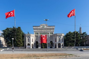 İSTANBUL, TURKEY - 26 Temmuz 2019: İstanbul, Türkiye 'de Beyazit Meydanı' ndaki İstanbul Üniversitesi 'nin ana giriş kapısı