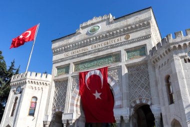 İSTANBUL, TURKEY - 26 Temmuz 2019: İstanbul, Türkiye 'de Beyazit Meydanı' ndaki İstanbul Üniversitesi 'nin ana giriş kapısı