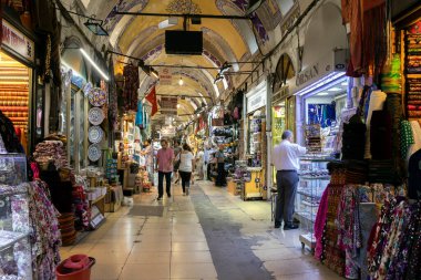 İSTANBUL, TURKEY - 26 Temmuz 2019: İstanbul, Türkiye 'deki Grand Bazaar' ın iç manzarası