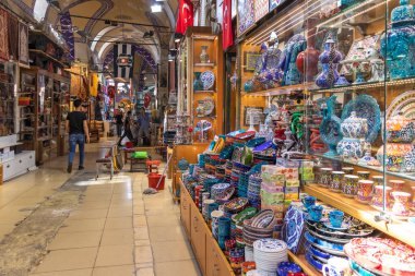 İSTANBUL, TURKEY - 26 Temmuz 2019: İstanbul, Türkiye 'deki Grand Bazaar' ın iç manzarası
