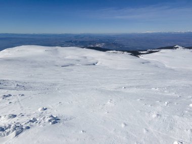 Bulgaristan 'ın Sofya kentinin Cherni Vrah tepesi yakınlarındaki Vitosha Dağı' nın hava kışı manzarası