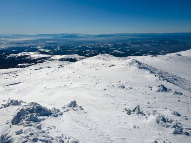 Bulgaristan 'ın Sofya kentinin Cherni Vrah tepesi yakınlarındaki Vitosha Dağı' nın hava kışı manzarası