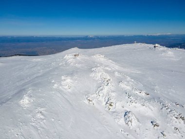 Bulgaristan 'ın Sofya kentinin Cherni Vrah tepesi yakınlarındaki Vitosha Dağı' nın hava kışı manzarası