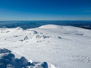 Bulgaristan 'ın Sofya kentinin Cherni Vrah tepesi yakınlarındaki Vitosha Dağı' nın hava kışı manzarası